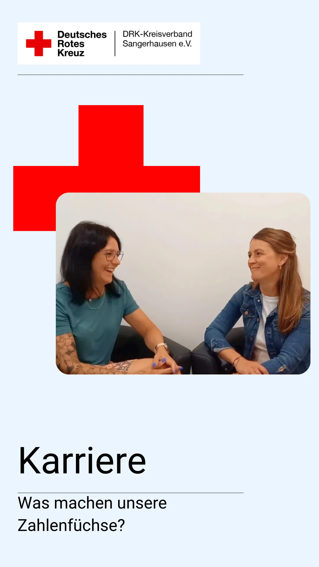 Zu Youtube Zwei junge Frauen Unterhalten sich vor der Kamera
