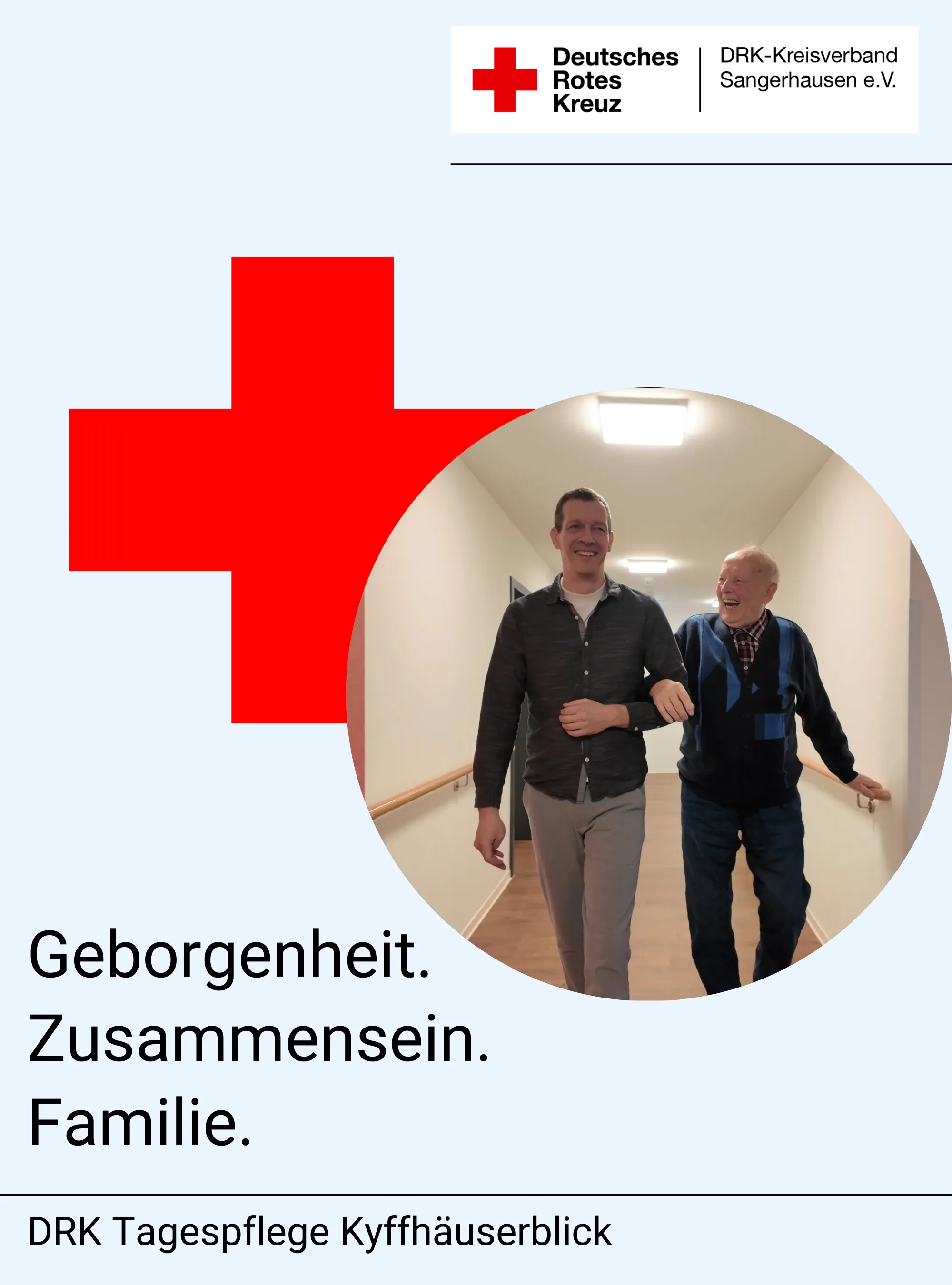 Zu Youtube Ein jüngerer Mann der einen älteren Mann begleitet