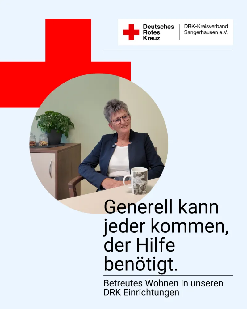 DRK Sozialstation Eine Frau die an einem Tisch sitzt und etwas in die Kamera sagt