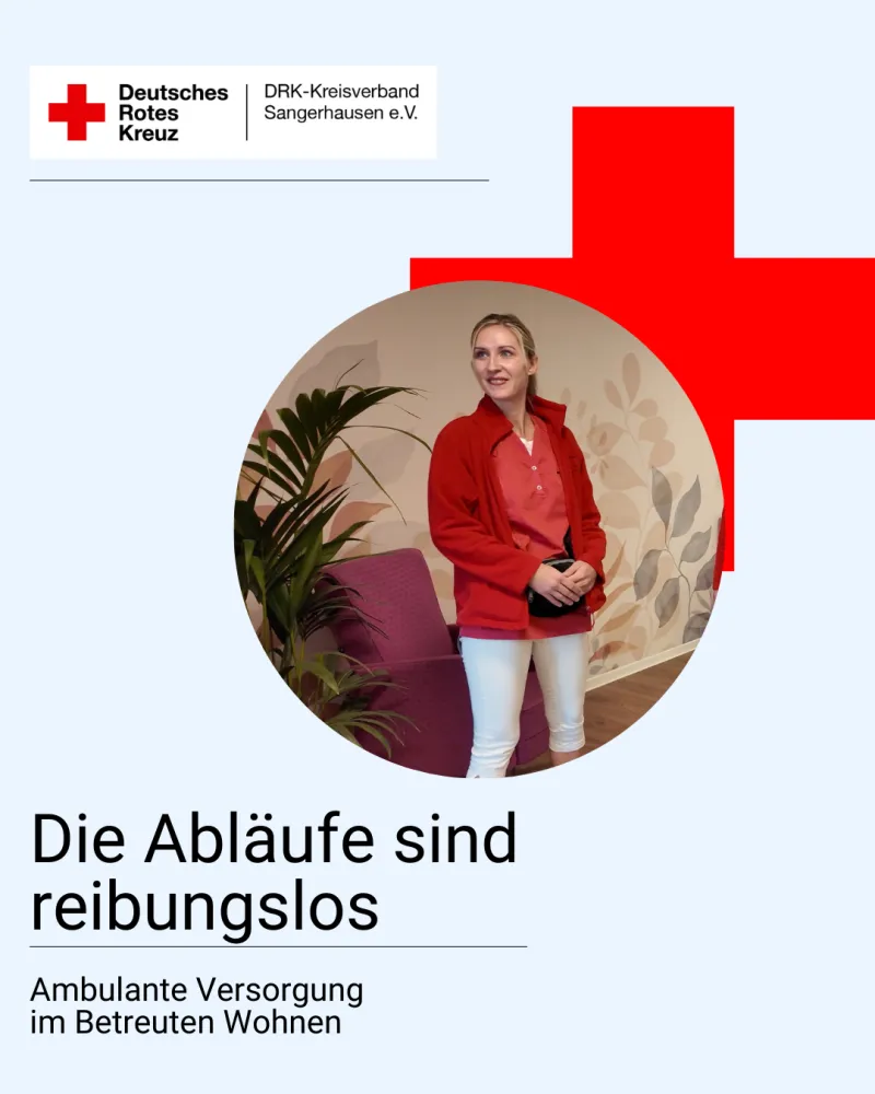 Ambulanter Dienst Eine Frau die mit einer Roten Jacke angezogen ist und im Flur der Sozialstation steht