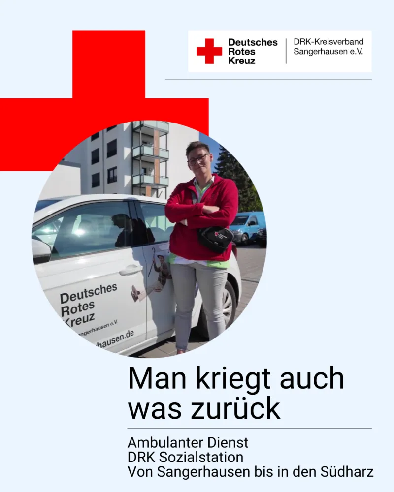 Man Kriegt auch was zurück Eine Frau mit roter Jacke die an einem Auto anlehnt