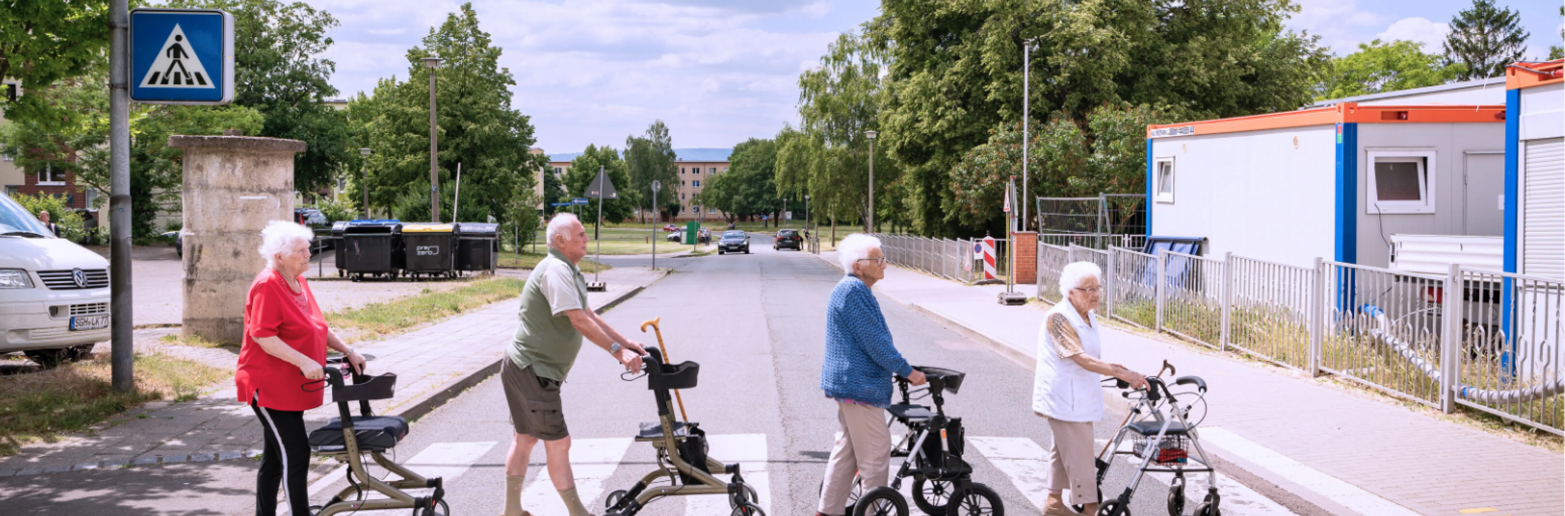 Kyffhäuserblick Eine Gruppe Renter die über die Straße gehen